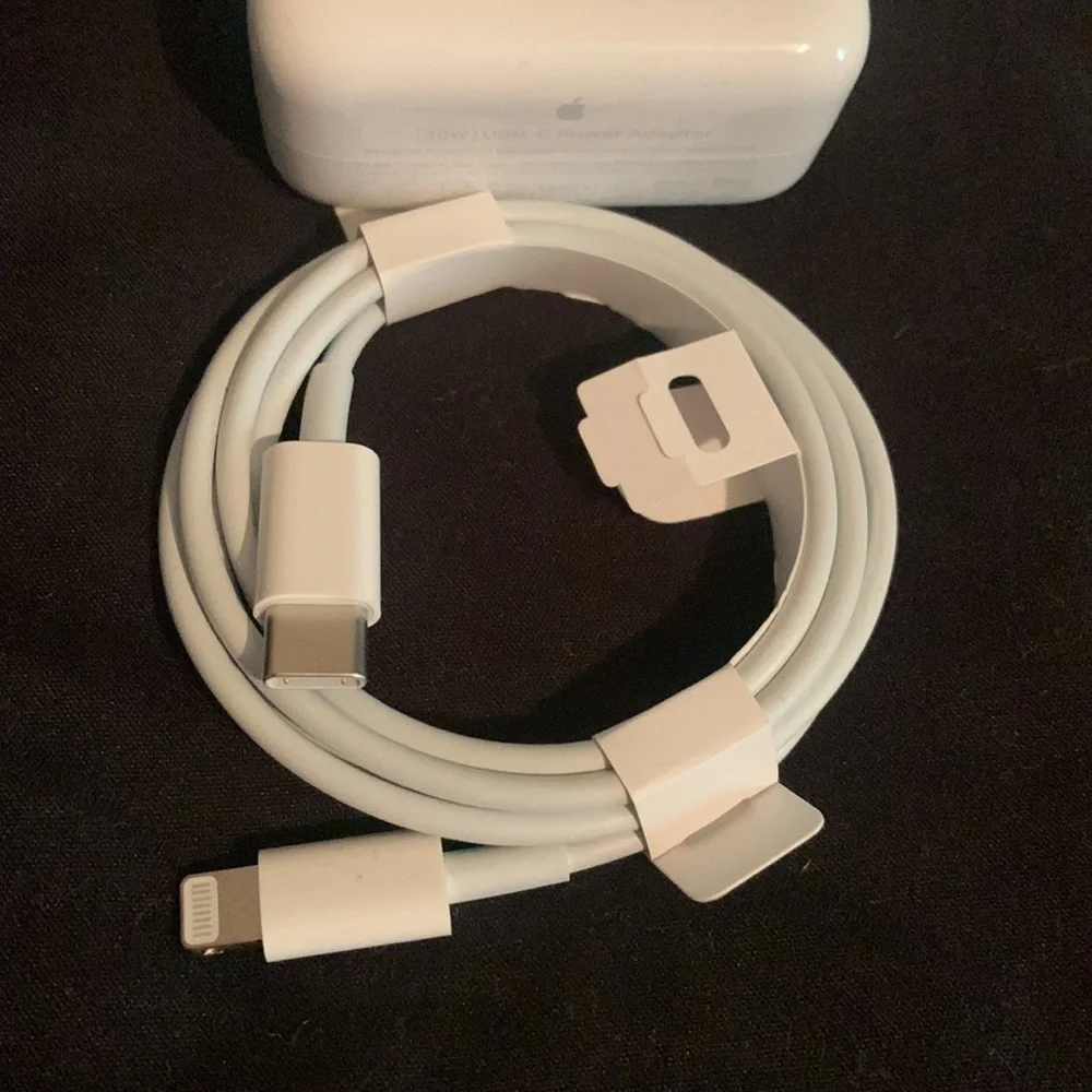 *BRAND NEW* 30watt USB-C Power Adapter